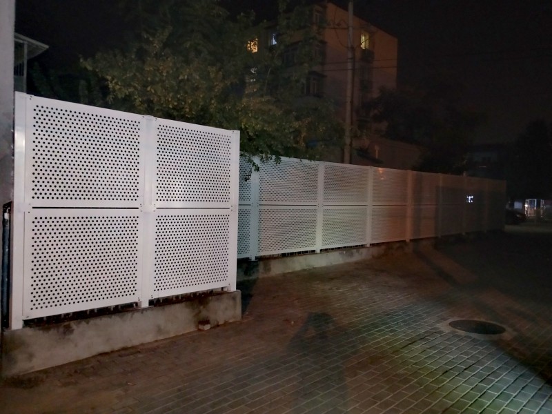 烤漆穿孔護(hù)欄